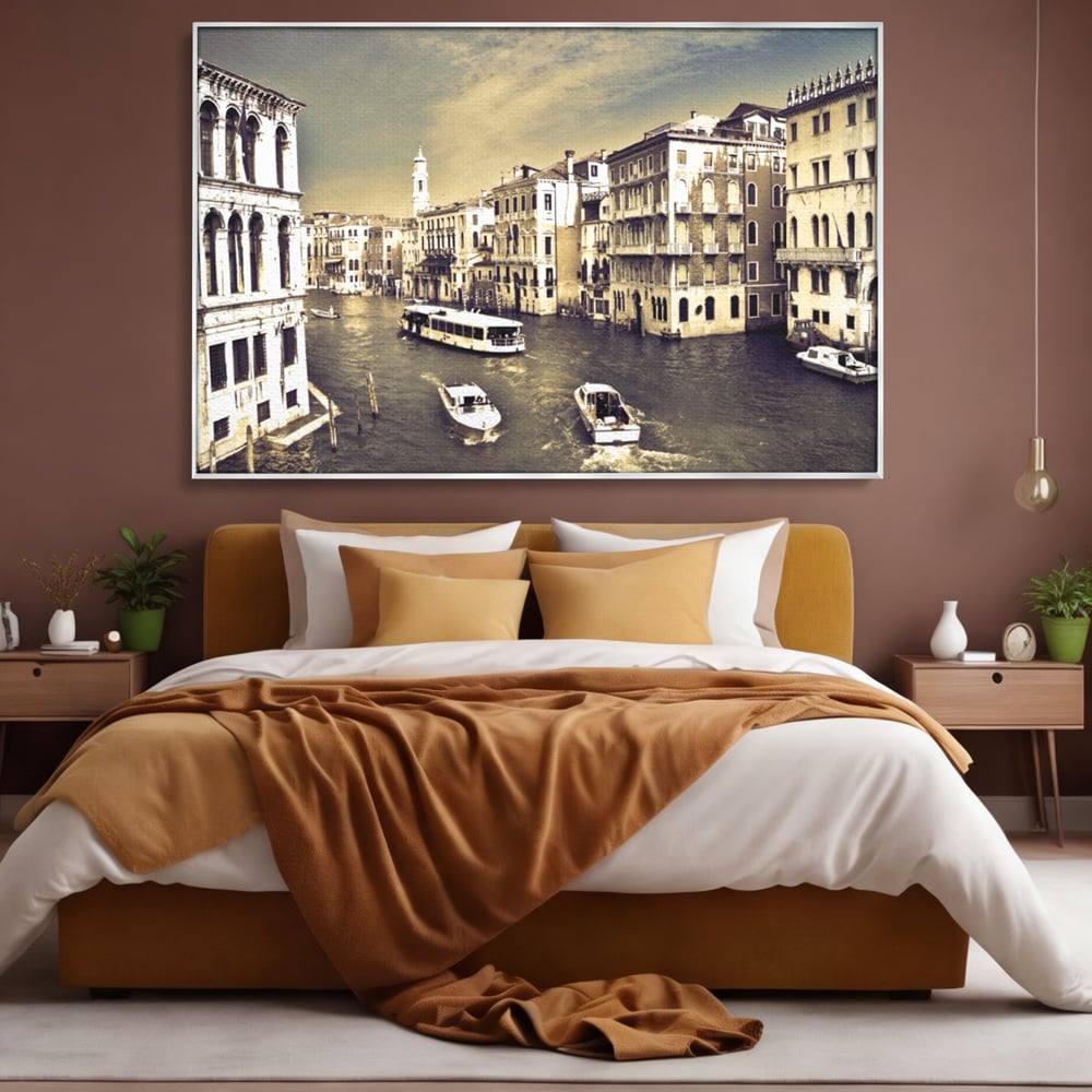 Tablou canvas cu panoramica cu canale si barci in venetia, in rama de aluminiu argintiu, pe perete intr-un dormitor